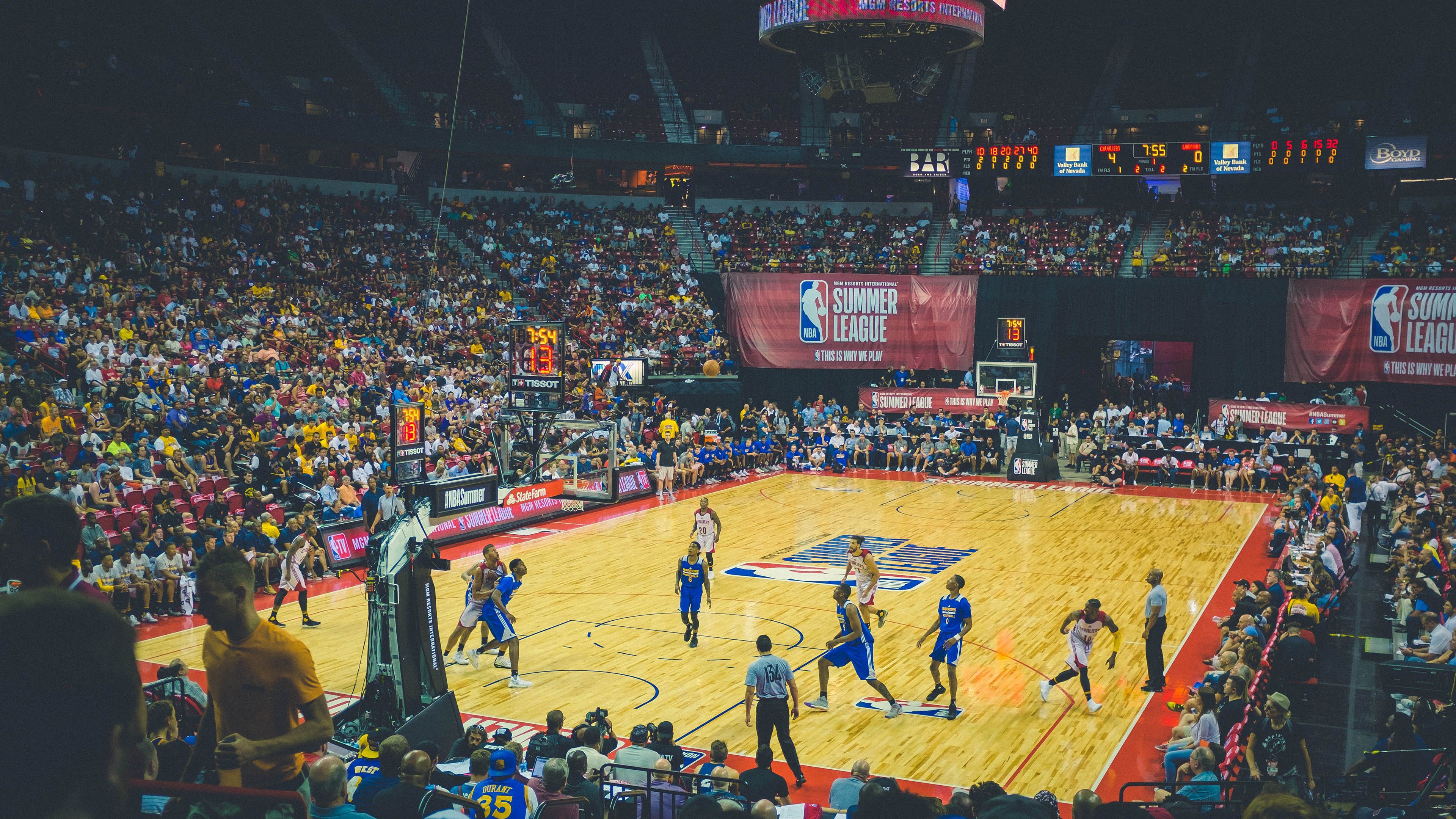 世界杯后：纪录片《球场之外的90分钟》探访工人、志愿者与小商贩真实生活